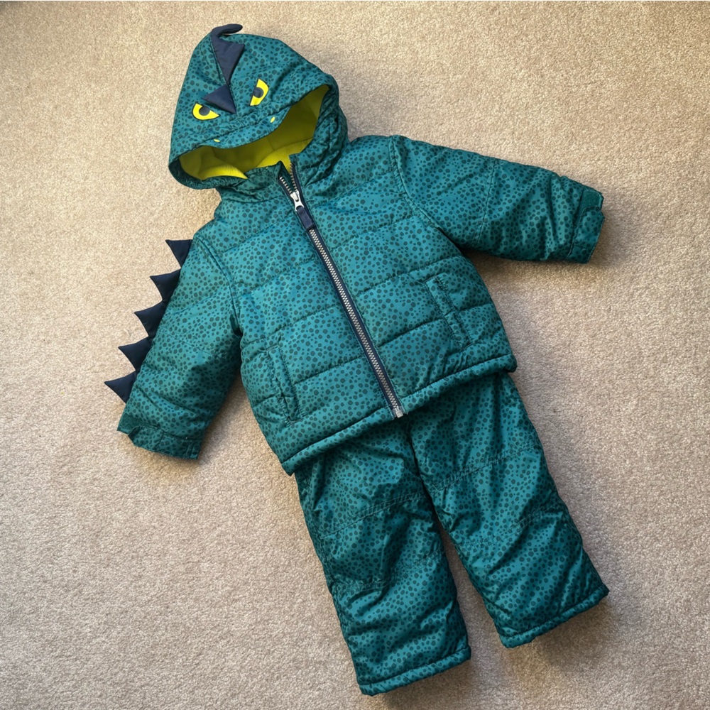 Carter’s, Two Piece, Dinosaur Snowsuit size 18m, great condition